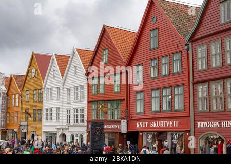 Maisons en bois colorées sur Bryggen, architecture traditionnelle dans la ville de Bergen et patrimoine culturel mondial de l'UNESCO Banque D'Images