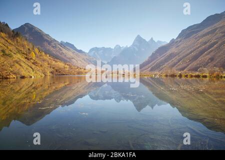 Belle vue avec reflet sur le lac de montagne d'automne et montagnes rocheuses sur fond. Banque D'Images