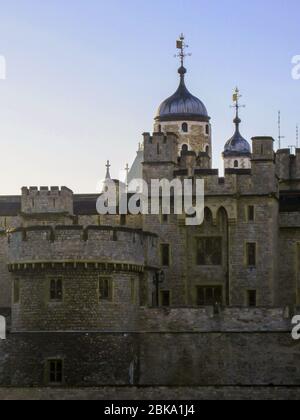 Le mur de la Tour de Londres avec les hauts de la Tour Blanche visibles derrière elle, photographié tôt le matin par une journée ensoleillée Banque D'Images