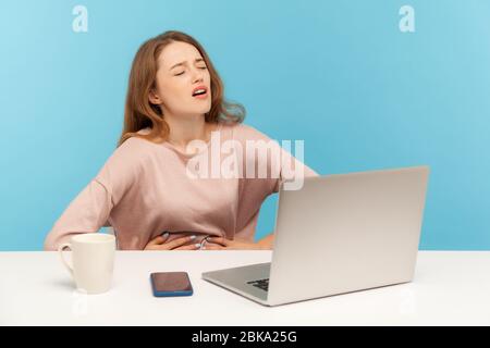 Périodes de crampes, stomachache sur le lieu de travail. Femme employé tenant douloureux sensation de gêne du ventre, souffrant de brûlures d'estomac, désordre gastro-intestinal. ind Banque D'Images