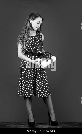 Confiant dans son choix. happy valentines day. anniversaire boîte cadeau. boxing day. shopping de Noël les ventes. très bon achat. surprise pour pinup kid. retro party style. retro girl présent fort. Banque D'Images