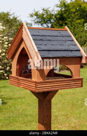 Une table en bois avec un toit en ardoise dans un jardin intérieur à l'arrière en été. Pays de Galles, Royaume-Uni, Grande-Bretagne Banque D'Images