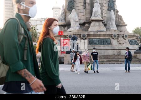 On voit les gens marcher le long de la rue tout en portant des masques de visage par mesure de précaution pendant la première journée au milieu des restrictions de Coronavirus. Après 49 jours, aujourd'hui, des millions d'Espagnols ont pu aller faire une promenade dans la rue. Dans cette première phase de désescalade, les groupes de population ont été divisés en tranches horaires. Les personnes âgées et les personnes qui veulent marcher peuvent sortir de 6 à 10 le matin et de 8 à 10 le soir, les personnes âgées de 10 à 12 le matin et de 7 à 8 l'après-midi. Les enfants peuvent sortir avec leurs parents de 12 à 7 dans le Banque D'Images