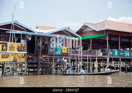 Restaurant sur pilotis, dans le village de Phaw Khone, lac Inle, état de Shan, Myanmar, Asie Banque D'Images