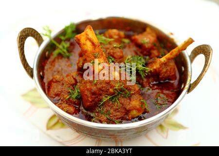 Plat de viande indien ou curry de mouton dans un bol en cuivre laiton Banque D'Images