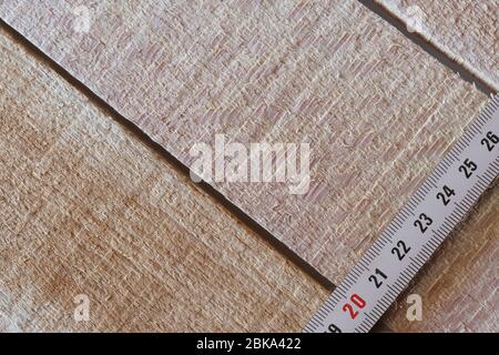 Mètre ruban de roulette sur des planches en bois Banque D'Images