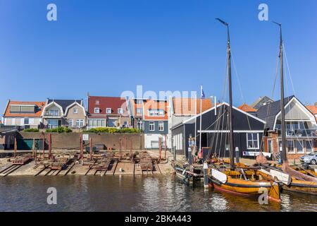 Bateaux de voile traditionnels en bois au chantier naval d'Urk, Pays-Bas Banque D'Images