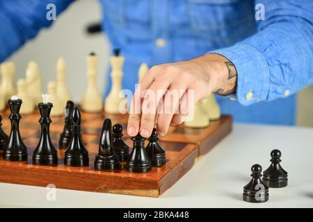 Les tactiques, c'est savoir quoi faire. Leçon d'échecs. Concept de stratégie. Jouer aux échecs. Passe-temps intellectuel. Figures sur un échiquier en bois. Réfléchir à l'étape suivante. Logiques de développement. Apprendre jouer échecs. Banque D'Images