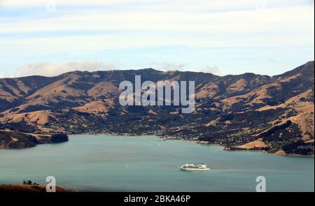 Akaroa. Akaroa long Harbour, prise de la route Summit. Règlement français. Bateau de croisière ancré dans la baie. Côte est, Île du Sud, Nouvelle-Zélande. Banque D'Images