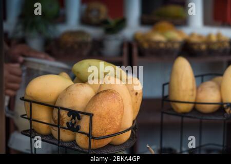 Fruits à la mangue jaune dans un panier situé dans un étalage de rue sur l'île de Boracay, aux Philippines Banque D'Images