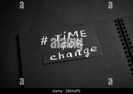 Temps de changement. Concept manuscrit dans un bloc-notes noir. Stratégie, plan, objectif. Banque D'Images