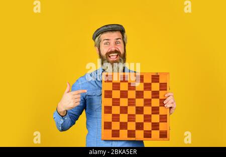 Homme barbu jouer aux échecs. Figures d'échecs. Jeux intellectuels. Grand-maître expérimenté joueur. Profitez du tournoi. Concept de stratégie de jeu. Leçon d'échecs. Développement cognitif. Concours d'échecs. Jeu de société. Banque D'Images