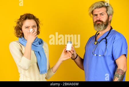 soins de santé et personnes. patient et médecin de tenir des pilules. femme avec nez liquide à la consultation infirmière. pharmacie. coronavirus de chine. infection épidémique. pour votre immunité. préparation pour vérifier le patient Banque D'Images