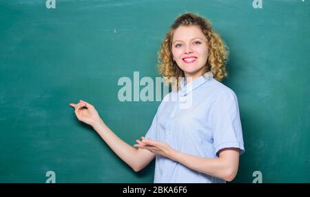 Un bon enseignant est maître de la simplification. Professeur de femme devant le tableau de surveillance. Le professeur explique le sujet difficile. Passionné de connaissance. L'enseignement pourrait être plus amusant. Enseignant meilleur ami des apprenants. Banque D'Images