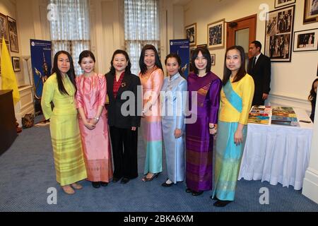 L'ambassade de Thaïlande royale à Londres a accueilli de nombreuses cérémonies de remise de prix et des événements annuels qui ont permis à des diplomates et des ambassadeurs de pays du monde entier de se rencontrer . Il est également invité les amis occidentaux qui font partie des communautés thaïlandaises à participer à une célébration de la culture thaïlandaise et certains ont été attribués pour y travailler et le soutien de la communauté thaïlandaise au Royaume-Uni par l'ambassadeur thaïlandais .. L'ambassade thaïlandaise thaïlandaise est maintenant fermée et incapable d'offrir de l'aide ou des visas jusqu'à ce que la pandémie actuelle de COVID 19 soit terminée ... Banque D'Images