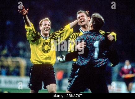 Westfalenstadion Dortmund Allemagne 6.12.1994, Football: Saison de coupe de l'UEFA 1994/95 ronde de 16, Borussia Dortmund (BVB) - Deportivo la Coruna 3:1 — de gauche: Matthias SAMMER , Bodo Schmidt, Stefan Klos (All BVB) réagissent à la victoire Banque D'Images