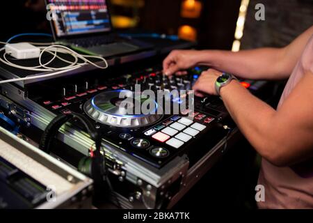 DJ joue de la musique dans le club Banque D'Images