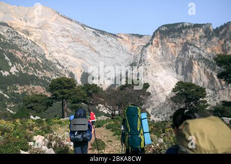 deux randonneurs sur le sentier en montagne Banque D'Images