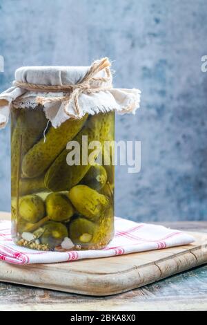 Concombres marinés dans du vinaigre avec de l'aneth et de l'ail dans un pot Banque D'Images