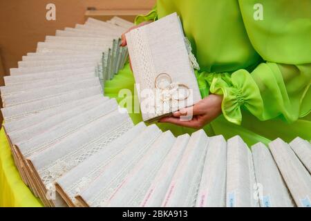 Elle tient des cartes de papier-mouchoir faites à la main dans ses mains Banque D'Images