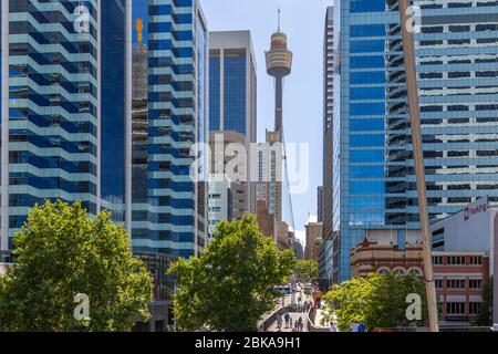 Vue sur la Tour de Sydney en plein jour, Sydney, Nouvelle-Galles du Sud, Australie Banque D'Images