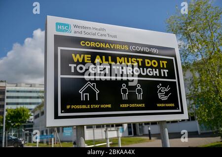 Un panneau Covid-19 à l'entrée de l'hôpital Altnagelvin à Londonderry, en Irlande du Nord. ©George Sweeney/Alay stock photo Banque D'Images