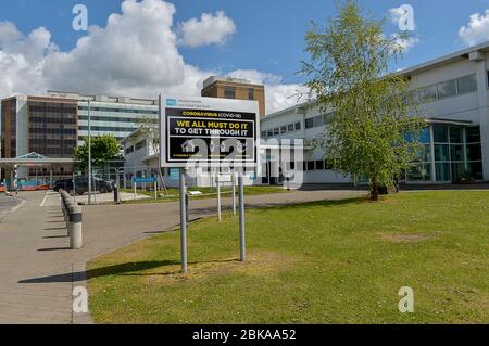 Un panneau Covid-19 à l'entrée de l'hôpital Altnagelvin à Londonderry, en Irlande du Nord. ©George Sweeney/Alay stock photo Banque D'Images