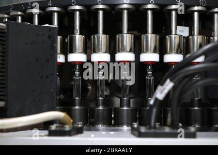 Industrie pharmaceutique. Chaîne de production. Remplir les flacons et les ampoules pour détecter les particules solides dans les liquides et les défauts de récipients. Production pharmaceutique. PH Banque D'Images