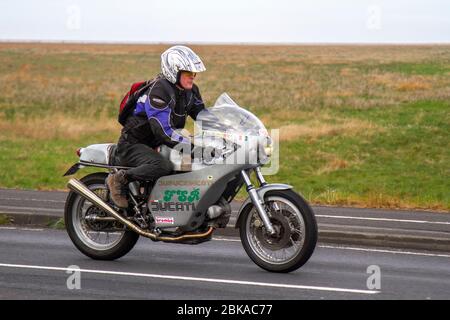 Ducati Motorbike Rider ; deux roues de transport, motos, véhicule, routes, motos, motocyclistes de motocyclisme sur le front de mer à Southport, Royaume-Uni Banque D'Images