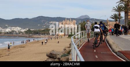 Palma, Espagne. 02 mai 2020. Les gens se balader et se promener au-dessus de la plage 'CAN Pere Antoni', au milieu de la photo, il y a la cathédrale de Saint Mary, appelée 'la Seu'. Après presque 50 jours de quarantaine stricte pendant la crise de Corona dans leurs maisons, les gens se déversent dans l'air libre dans les horaires prévus et dans les distances de sécurité. Crédit: Clara Margais/dpa/Alay Live News Banque D'Images