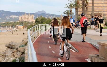 Palma, Espagne. 02 mai 2020. Les gens font du vélo au-dessus de la plage « CAN Pere Antoni » et vont faire une promenade. Après près de 50 jours de quarantaine stricte pendant la crise de Corona dans leurs foyers, les gens sont en train de se rendre en plein air dans les horaires prévus et dans les distances de sécurité. Crédit: Clara Margais/dpa/Alay Live News Banque D'Images