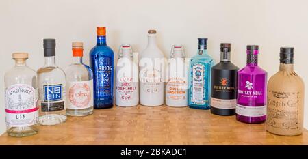 Bouteilles de marque gin: Eden Mill, Bombay Sapphire édition limitée, Limehouse, Ableforth's Sbain, Whitley Neill, Hortus, NB gin & Larios Premium gin Banque D'Images
