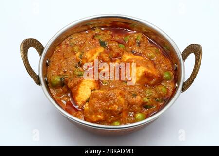 Fromage cottage avec petits pois verts et sauce indienne Banque D'Images