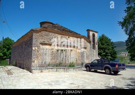 Grèce, Épirus, ancienne église en pierre de Saint Tryphon dans le village de montagne Vikos dans le parc national de Vikos-Aoos Banque D'Images