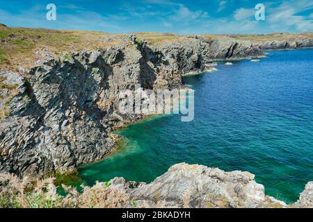 Le littoral rocheux et accidenté de l'île d'Anglesey au pays de Galles, au Royaume-Uni, montrant des falaises contre la mer bleue claire. Pris un jour ensoleillé. Banque D'Images