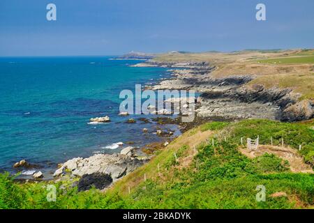 Le littoral accidenté et rocheux de la péninsule nord de Llyn au Pays de Galles UK, montrant la mer bleu clair et avec le sentier côtier au premier plan. Pris le Banque D'Images