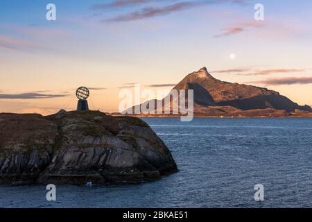 Le monument du Cercle arctique au nord du 66° 33’ sur l’île de Vikingen, avec l’île de Hestmona Beyond : Rødøy, Nordland, Norvège Banque D'Images