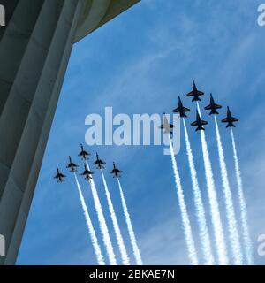 Washington DC, États-Unis. 2 mai 2020. Les Blue Angels DE la Marine AMÉRICAINE et les Thunderbirds de l'armée de l'air américaine survolent le National Mall à Washington DC. Le survol a été de reconnaître les travailleurs de la santé sur la ligne de front de la pandémie de Covid-19. Crédit: Robert Blakley/Alay Live News Banque D'Images