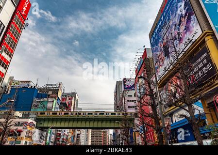 Bâtiments colorés dans les rues d'Akihabara, la ville électrique, dans la ville de Tokyo Banque D'Images