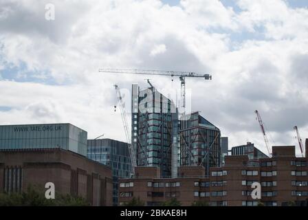 Glass Apartment Towers Skyscrapers Neo Bankside 50 Holland St, Londres SE1 9FU par RSHP Rogers Stirk Harbour & Partners Banque D'Images