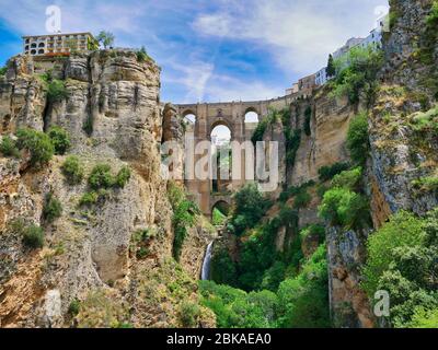 Enjambant un gouffre profond de 120 m au-dessus de la rivière Guadalevín, le Puente Nuevo (Nouveau pont) dans la ville de Ronda dans la région de l'Andalousie dans le sud de l'Espagne Banque D'Images