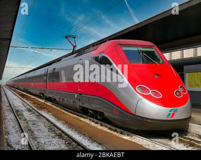 Le moteur et les chariots d'un train à grande vitesse Trenitalia (opérateur ferroviaire national, Italie) Frecciarossa (flèche rouge) qui attend à la gare de Venise sur Banque D'Images