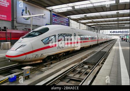 Un train de train express Intercity (ICE) de la gare ferroviaire de Munich (DB) est à votre service. Banque D'Images