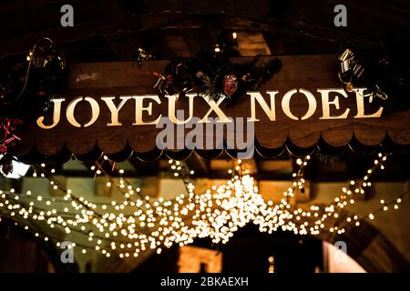 Joyeux Noël en français sur un marché de Noël en Alsace Banque D'Images