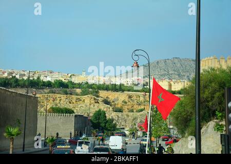 Fes, Maroc - 20 novembre 2014 : personnes non identifiées et vue sur le nouveau quartier de la ville avec bâtiments, maisons et minaret Banque D'Images