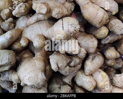 tas de racine de gingembre. Légumes-racines pour la prévention du rhume, de la grippe et du coronavirus dans le magasin sur le comptoir. Utile au système immunitaire. Balise de court Banque D'Images