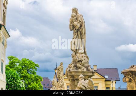 Statues baroques de saints en face du Collège des Jésuites, en gros plan, centre historique de Kutna Hora, région de Bohème centrale, République tchèque Banque D'Images