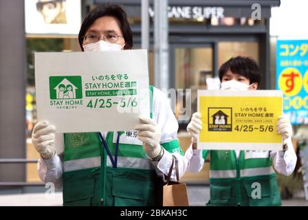 Tokyo, Japon. 3 mai 2020. Les officiers du gouvernement métropolitain de Tokyo tiennent des pancartes pour exiger de s'abstenir de sortir dans une galerie marchande à Tokyo le dimanche 3 mai 2020. Le Premier ministre Shinzo Abe prévoit prolonger l'état d'urgence jusqu'à la fin de ce mois. Crédit: Yoshio Tsunoda/AFLO/Alay Live News Banque D'Images