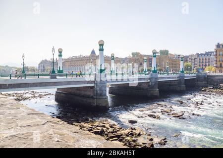 Le pont de Zurriola avec ses lampadaires distinctifs s'étend sur la rivière Urumea à San Sebastian, au pays Basque Banque D'Images