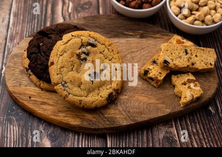 Cookies sur fond de bois. Petits gâteaux frais et délicieux. Banque D'Images